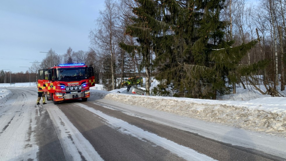 On Monday morning, a car overturned on Skelleftehamnsvägen outside Ursviken.
