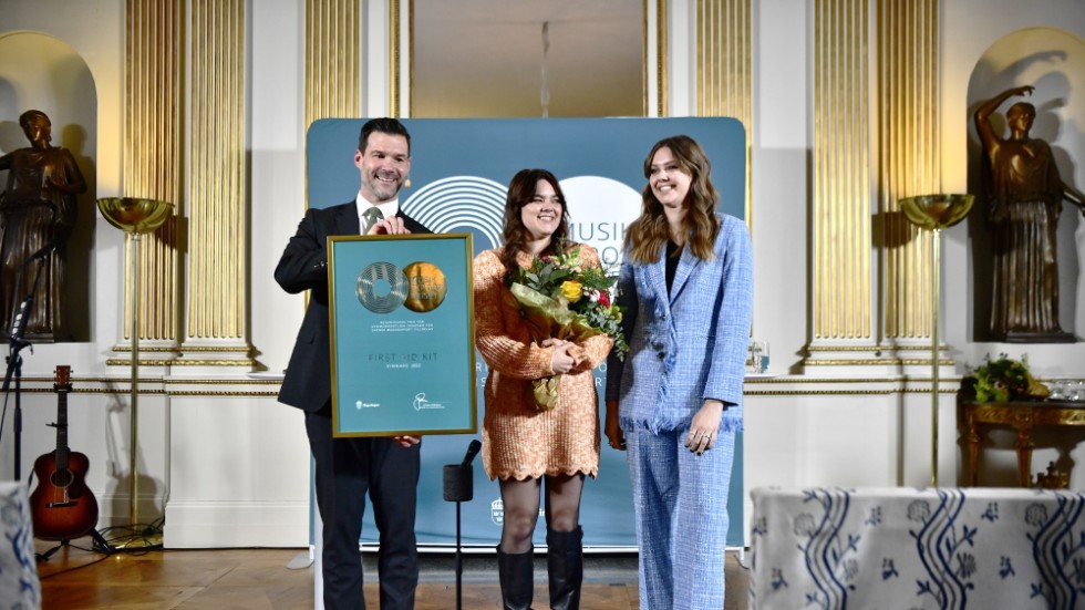 Bistånds- och utrikeshandelsminister Johan Forssell (M) delar ut regeringens musikexportpris för 2022 till First Aid Kit, systrarna Klara och Johanna Söderberg.