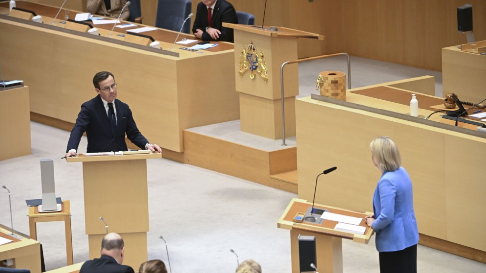 Statsminister Ulf Kristersson (M) och Socialdemokraternas partiledare Magdalena Andersson (S) i ett replikskifte under onsdagens partiledardebatt i riksdagen.