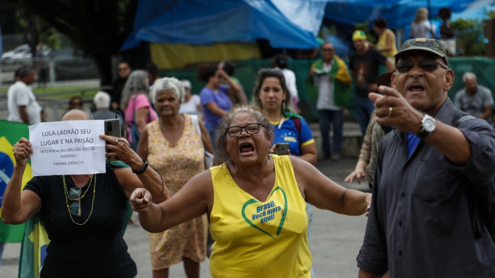 Anhängare till expresident Jair Bolsonaro protesterar i Rio de Janeiro dagen efter söndagens stormning i Brasília.