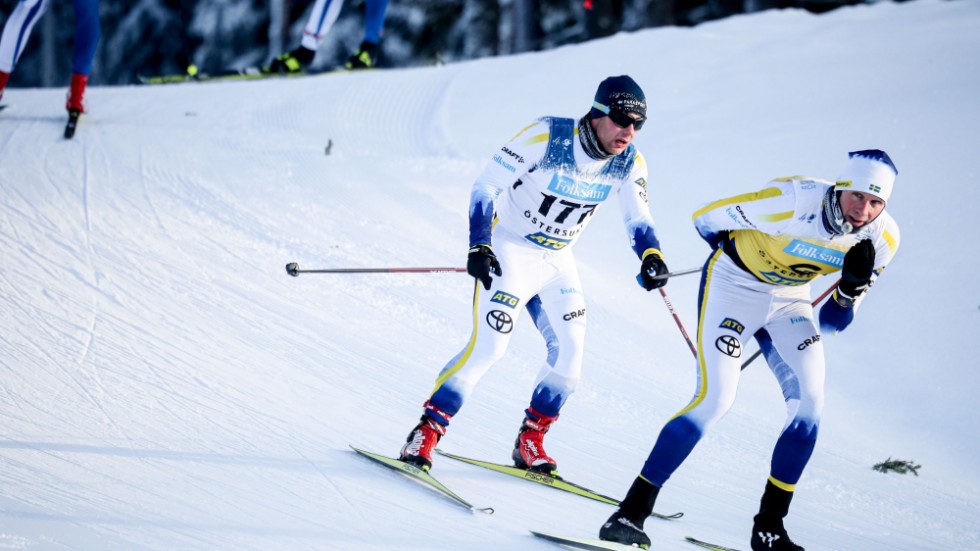 Zebastian Modin, till vänster, fortsätter att plocka medaljer i para-VM i skidor och skidskytte.