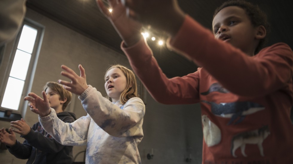 Barn i projektet Sjungande barn sjunger i Hässelby Villastads kyrka. Pressbild.