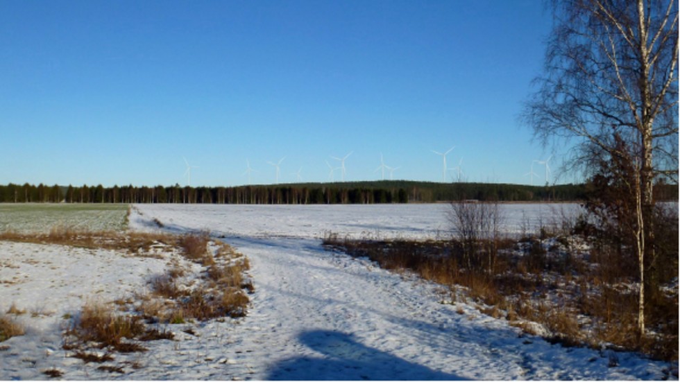 Fotomontage mot nordnordost från norra infarten till Mörlunda från riksväg 34/47.