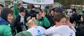Se klippet: Spelarna i Bergnäsets AIK firar kvalsegern med fansen efter slutsignalen