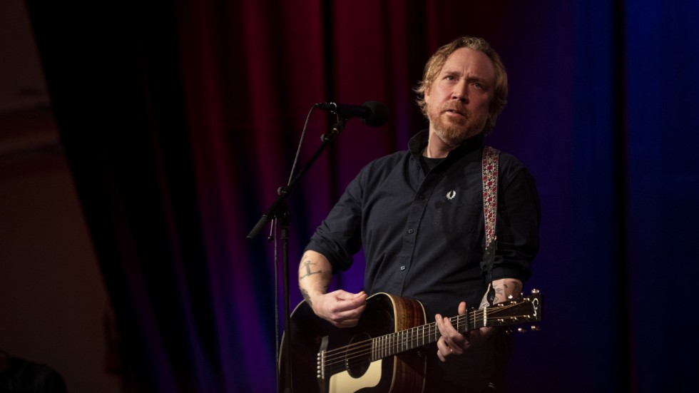 Lars Winnerbäck återvänder till hemstaden för att vdela ut sitt pris. 