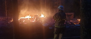 Dramatisk brand i grannkommunen – huset gick inte att rädda: "Totalt nerbrunnen"
