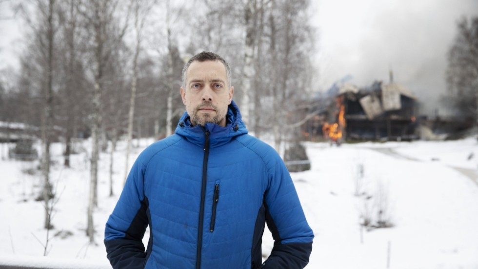 Andreas Selldén och hans familj bor i en av stugorna närmast den brandhärjade huvudbyggnaden, men märkte inget förrän en vän hörde av sig.