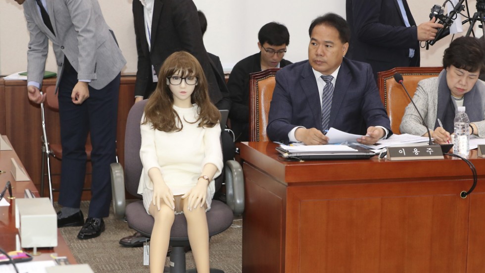 Politikern Lee Yong-ju visar upp en sexdocka under en inspektion i parlamentet i Seoul i oktober 2019. Arkivbild.