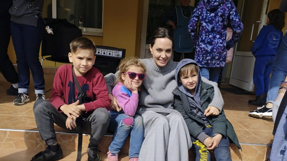 Angelina Jolie på plats i ukrainska Lviv i april, efter Rysslands invasion av Ukraina. Bilden distribuerades av Lvivs stadshus. Arkivbild.