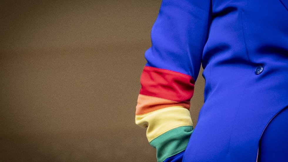 Danmarks förra statsminister Helle Thorning-Schmidt visade sina sympatier med en regnbågsfärgad klänning. Arkivbild.