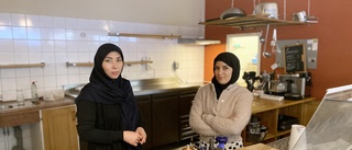 Restaurang Yalla öppnar mitt i stan – ger jobb åt sju utrikesfödda kvinnor ✓Med smak av Afrika och Mellanöstern