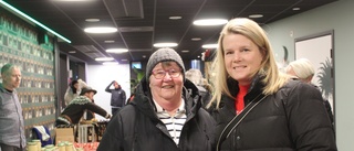 Många ville gå på Bryggarens julmarknad i Västervik •  Besökaren Linda: "Det är roligt att det är en julmarknad i stan"