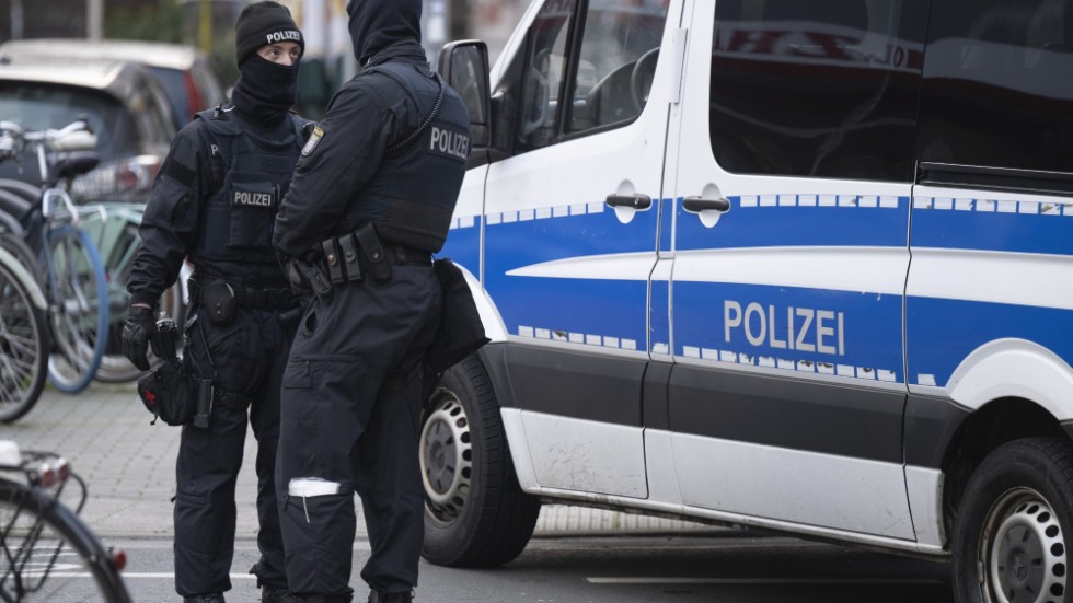 Polisen har gripit minst 25 personer under en serie tillslag mot en högerextremistisk grupp i Tyskland. Bilden är tagen i Frankfurt under onsdagen.