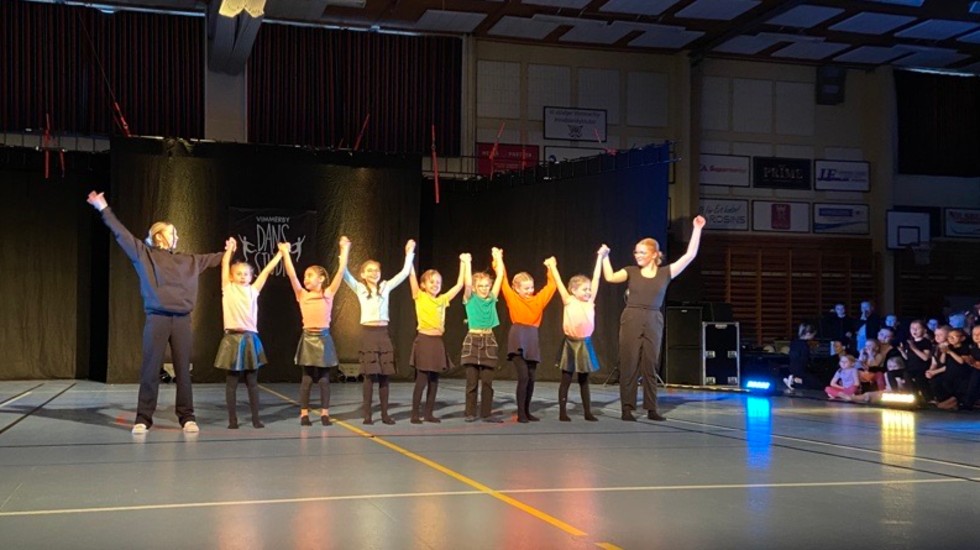 Precis som vanligt var det mycket dansglädje i Idrottshallen när Vimmerby Dansstudio hade säsongsavslutning. Alla grupper framförde ett nummer.
