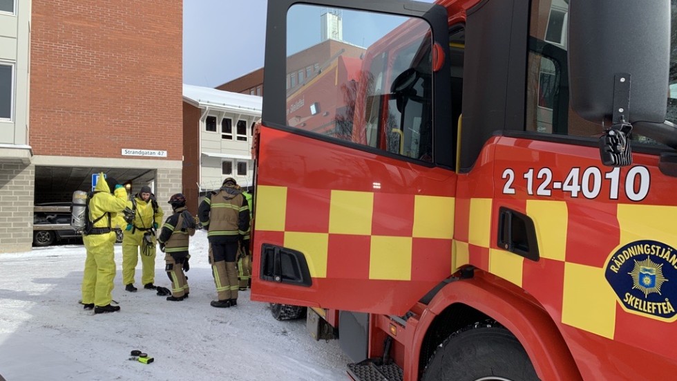 Personnel from the rescue service are on their way into the police station with protective suits and breathing masks.