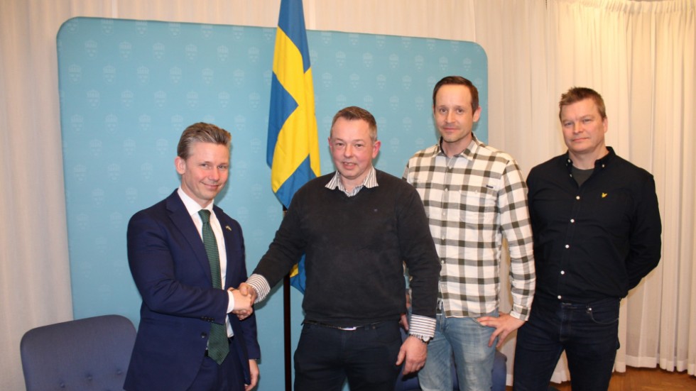 Försvarsminister Pål Jonsson tackade de frivilliga för deras insatser för Ukraina. Här Kenny Fransson tillsammans med Mikael Lindén och Henrik Somansson från Sweden Help East.