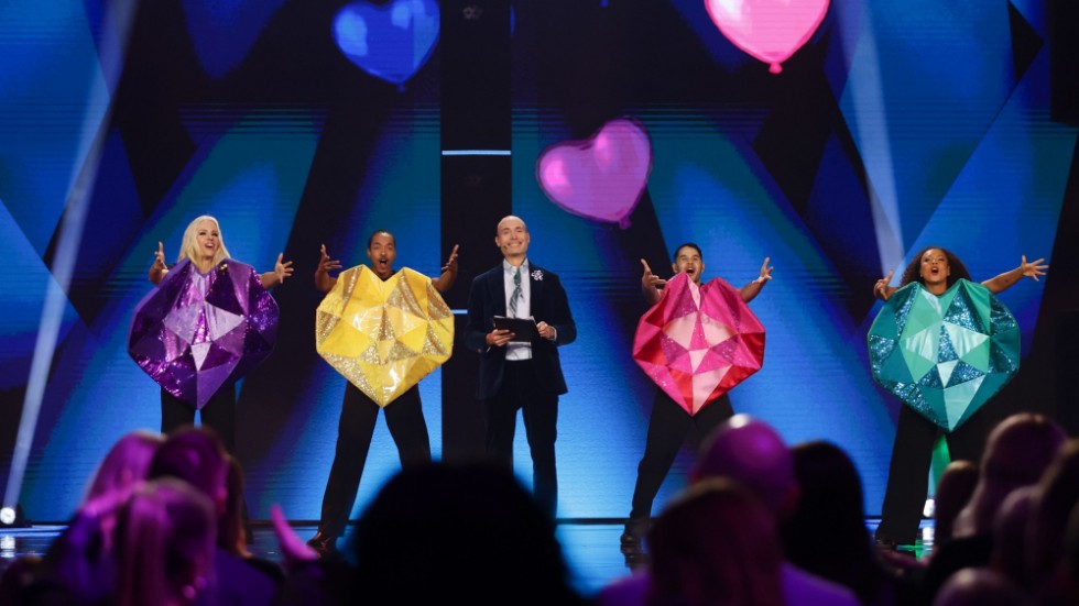 Melodifestivalens programledare Jesper Rönndahl lyckades trassla in sig i en ballong under fredagens genrep.