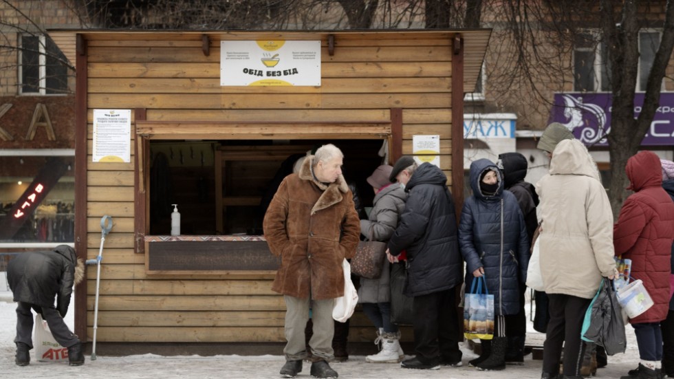 Enjoying Lifes matbod i centrala Kiev. Omkring 300 personer om dagen får mat här.