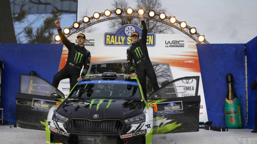 Oliver Solberg (t h) och Elliot Edmondson firar segern i WRC2-klassen i Svenska rallyt.