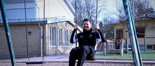 Var sportchef i allsvenskan – i dag är Adil fritidsledare i Grebo