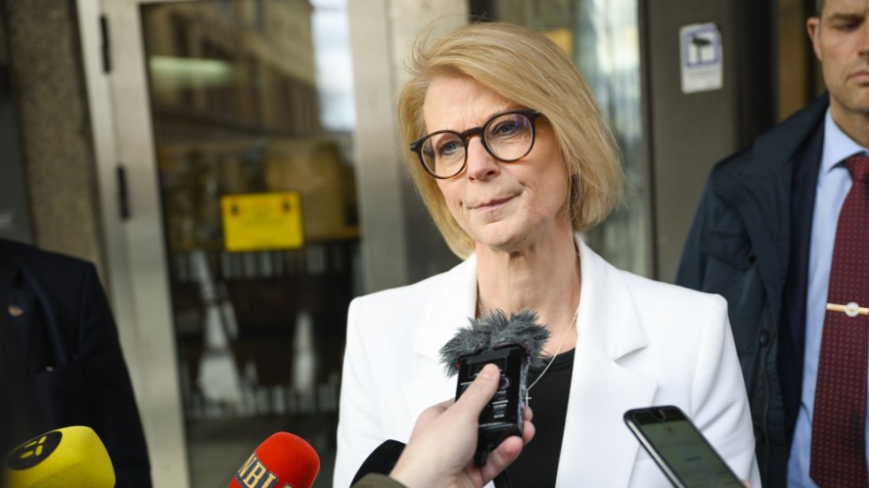 Finansminister Elisabeth Svantesson (M) provoceras av matjättarnas vd-bonusar.