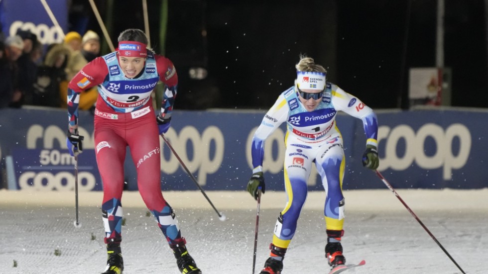 Norskan Kristine Stavaas Skistad, vänster, tog hem segern före Jonna Sundling i fristilssprinten i Tallinn.