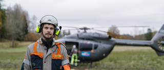 Marcus unika jobb: Hänger från helikopter över elledningar