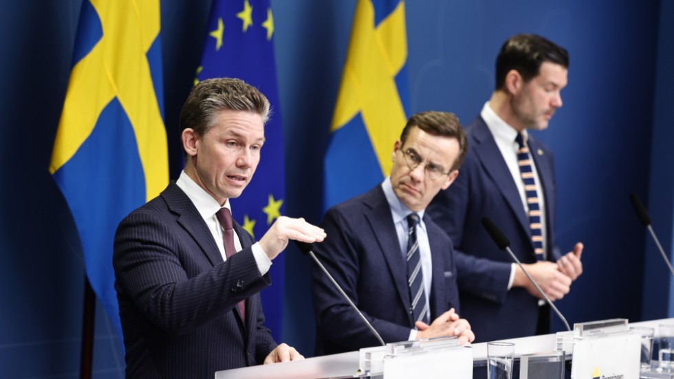 Försvarsminister Pål Jonson (M), statsminister Ulf Kristersson (M) och bistånds- och utrikeshandelsminister Johan Forssell (M) presenterar ökat stöd till Ukraina.