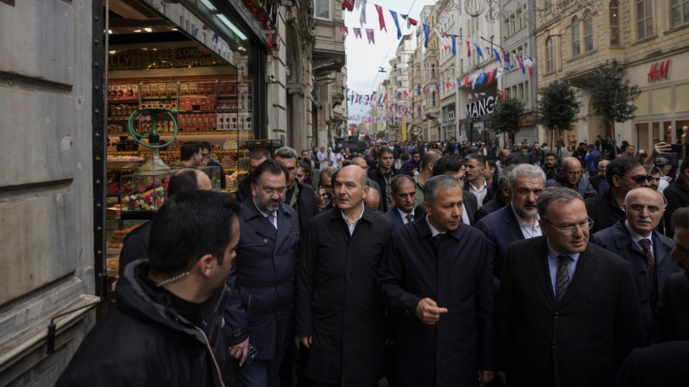 Turkiets inrikesminister Süleyman Soylu besökte på måndagen platsen där bomben detonerade.