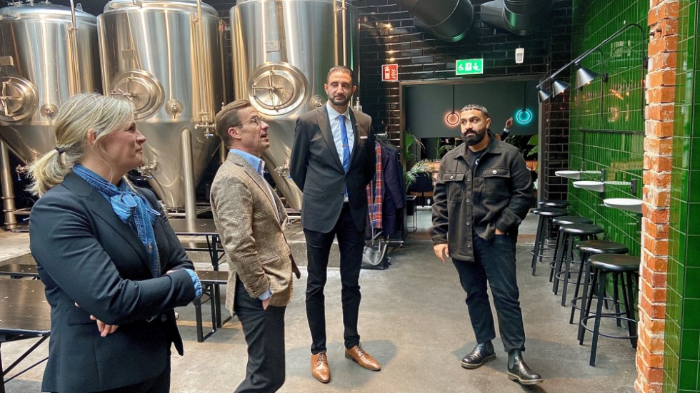 Sasse Sepehrazar på Nyköping brewing pratar öl med Ahmad Eid (M), statsminister Ulf Kristersson (M) och Anna af Sillén (M) under ett besök nyligen.