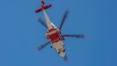 Nödställd i älv räddades från klipphäll av helikopter