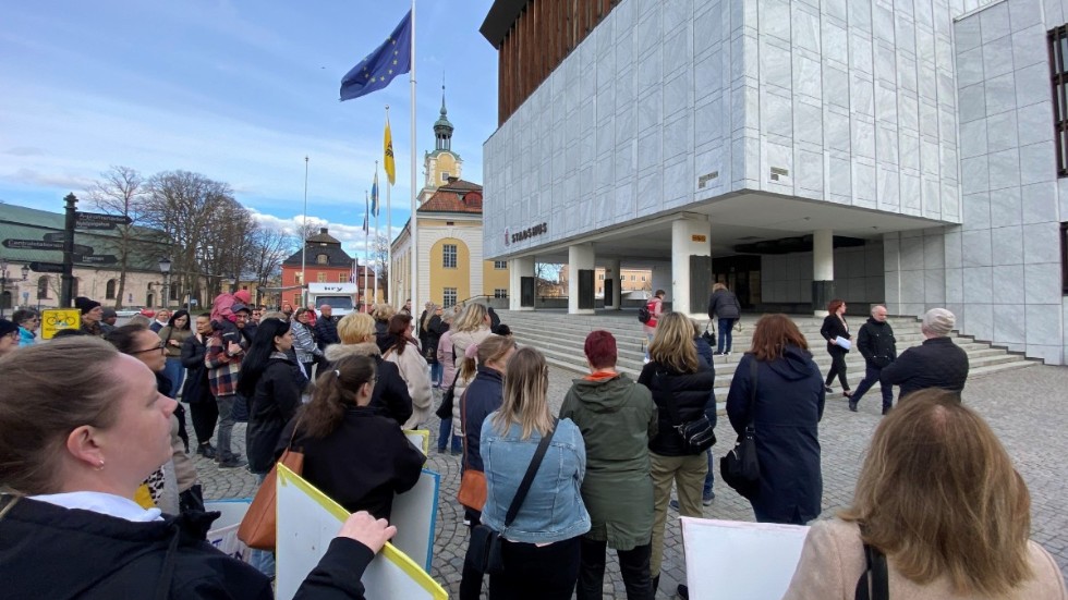 Jag utmanar politiker och tjänstemän att gå ut från sin skyddade verkstad och arbeta ”på golvet” minst en vecka, skriver Lisbet Nettelbladt.
Bilden: Tisdagen den 12 april demonstrerade vårdanställda i Nyköping mot bristande arbetsvillkor.