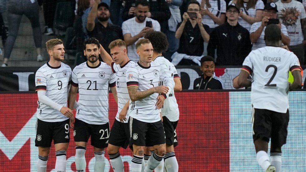 Under matchen mellan Tyskland och Italien visades en banderoll med uppmaningen om att bojkotta VM i Qatar.