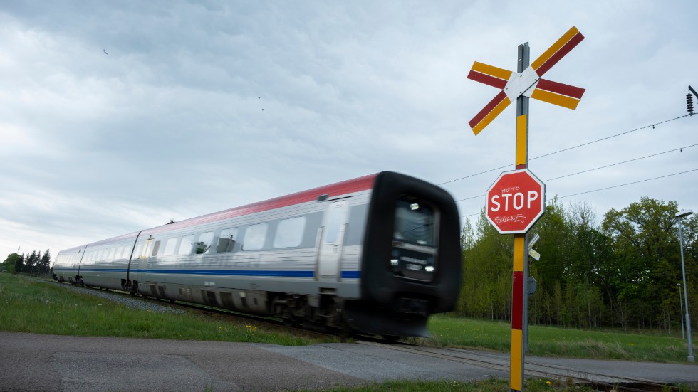 Om man idag vill åka tåg till Kalmar från Norrköping får man istället åka via Linköping och den sträckan går inte längs kusten, skriver Tomas Larsson. Arkivbild Kustpilen.