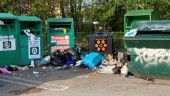 Sopor på återvinningsstationen upprör: "Vi har en del som är för lata" • Nu vill Ica-handlare ha daglig städning