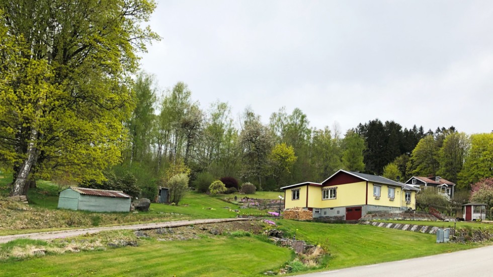 I det gula huset växte krönikören upp, i en by på landet i mellersta Halland. Hennes föräldrar byggde huset 1958 och 1972 flyttade hon därifrån för gott. 