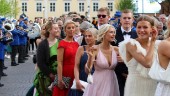 Nyfiken på balklännings-modet 2022? • Här ser du alla paren marschera genom Vimmerby