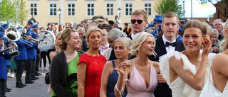Nyfiken på balklännings-modet 2022? • Här ser du alla paren marschera genom Vimmerby