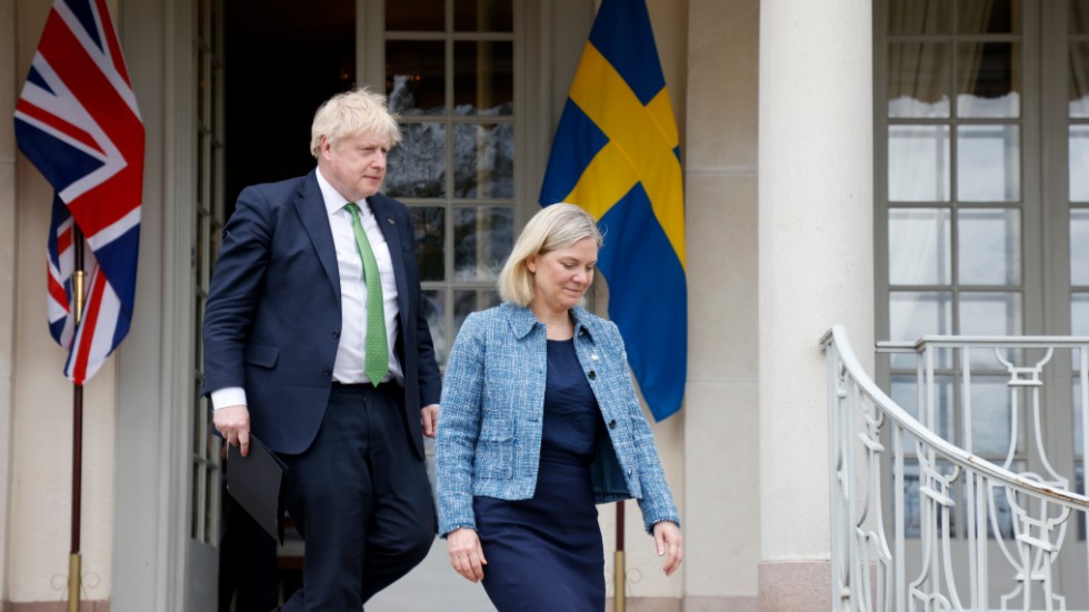Boris Johnson hos Magdalena Andersson på Harpsund. En ny politisk deklaration om ett militärt samarbete som pågått ganska länge. Den är ägnad att vara skyddande mot Moskva – under Finlands, Sveriges och Natos beslutsprocesser.
