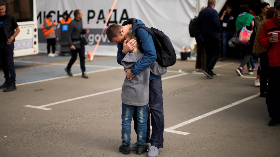 Andrij Fedorov kramar om sin son Makar vid en anläggning i Zaporizjzja, där man tar emot människor som fördrivits från sina hem. Makar och hans mamma har lyckats ta sig dit från belägrade Mariupol varpå familjen återförenats.