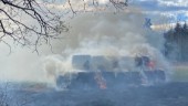 Höbalar i lågor vid gräsbrand utanför Trosa – stort pådrag på platsen: "Dragit på ganska mycket resurser"