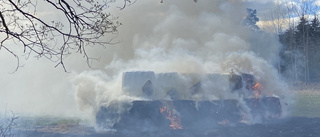 Höbalar i lågor vid gräsbrand utanför Trosa – stort pådrag på platsen: "Dragit på ganska mycket resurser"
