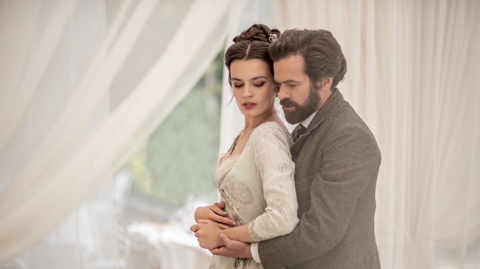 Emma Mackey spelar Gustave Eiffels (Romain Duris) stora kärlek i "Eiffel". Pressbild.