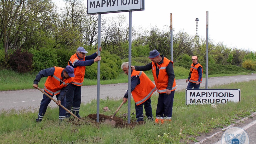 Ukrainska vägskyltar byts mot ryska utanför Mariupol.