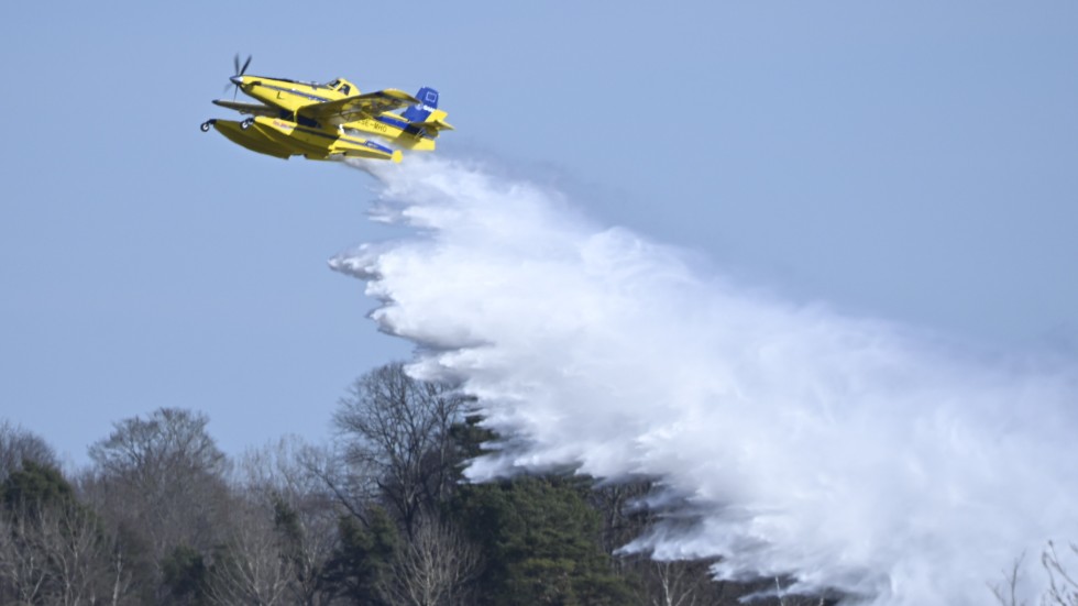 En gräsbrand släcks med hjälp av vattenbombande flygplan. Arkivbild.