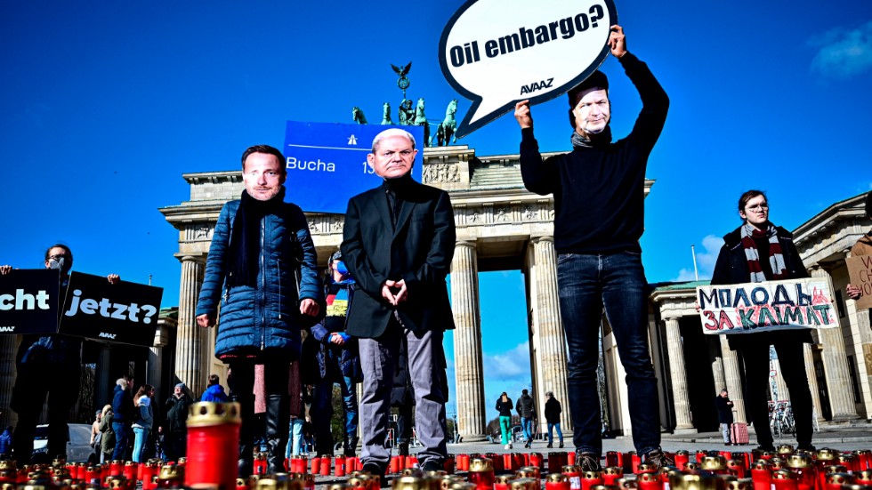 Tyska aktivister demonstrerar mot förbundskansler Olaf Scholz och hans beslut att inte genomdriva ett importstopp av ryska bränslen.