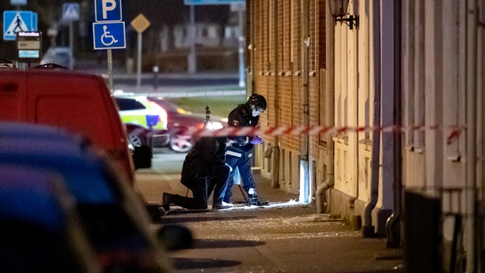 Kriminaltekniker arbetar efter en sprängning vid ett flerfamiljshus i Ängelholm. Det var ett av de två bombdåd som nu totalt fyra män dömts för.