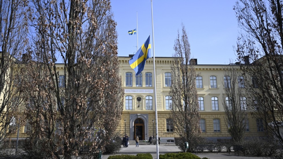 Malmö latinskola flaggar på halvstång för de två mördade lärarna. 