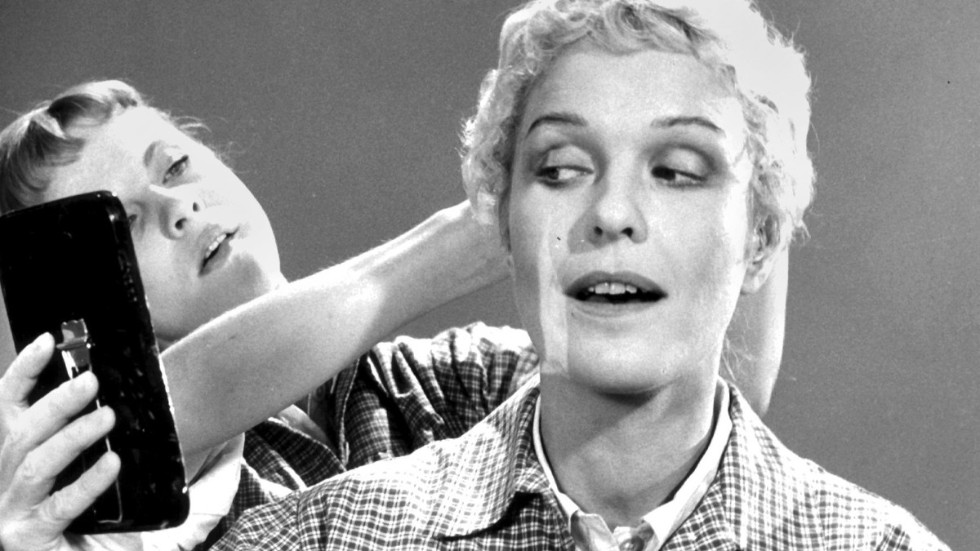 Eva Dahlbeck gjorde succé som Rya-Rya i Alf Sjöbergs filmatisering av "Bara en mor"1949. Här syns hon i en annan film från 1958.