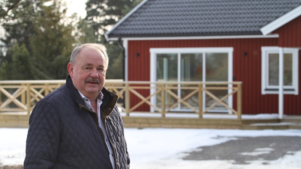 Jan Persson köpte Vansö Mora gård under 2020, och har intill det stora huset byggt en villa. Den har stått tom sedan den blev klar för ett halvår sedan, och nu erbjuder familjen Persson människor som flyr från Ukraina att bo i den.